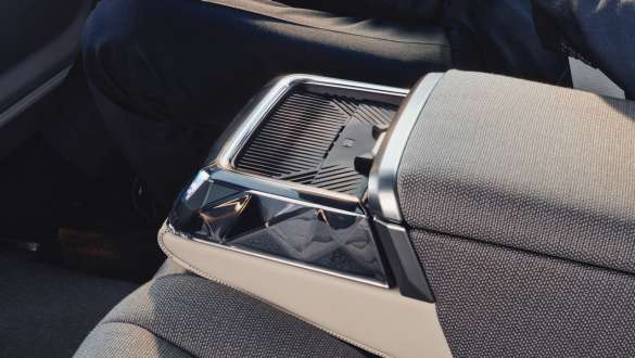 Konsola tylna Executive Lounge.