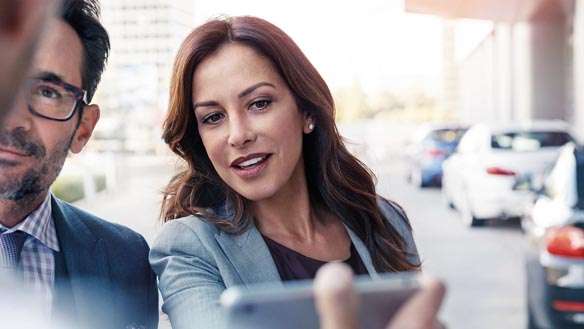 Ludzie wybierają samochody w tle salon i serwis BMW Smorawiński