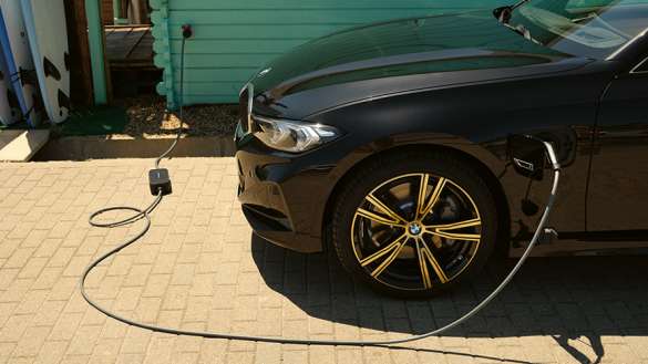 Zestaw uniwersalnej ładowarki BMW.